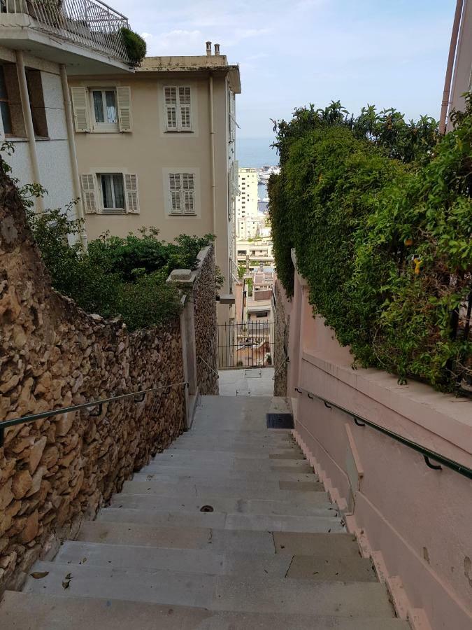 Plein Coeur De Monaco, A 300 Metres A Pied Du Port De Monaco, 4 Pieces Dans Des Escaliers Vue Mer Exceptionnelle Luaran gambar